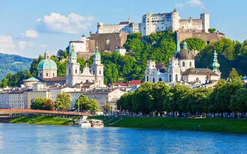 Nyitott városnéző busz a salzburgi várnál