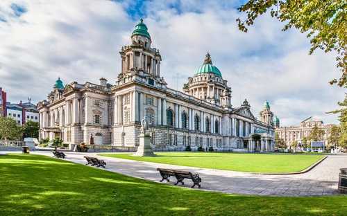 Nyitott busz a belfasti Titanic negyedben