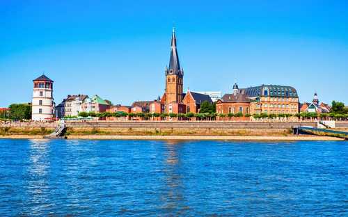 Düsseldorf Hop-On Hop-Off Busz Nyitott városnéző busz a düsseldorfi MedienHafenben